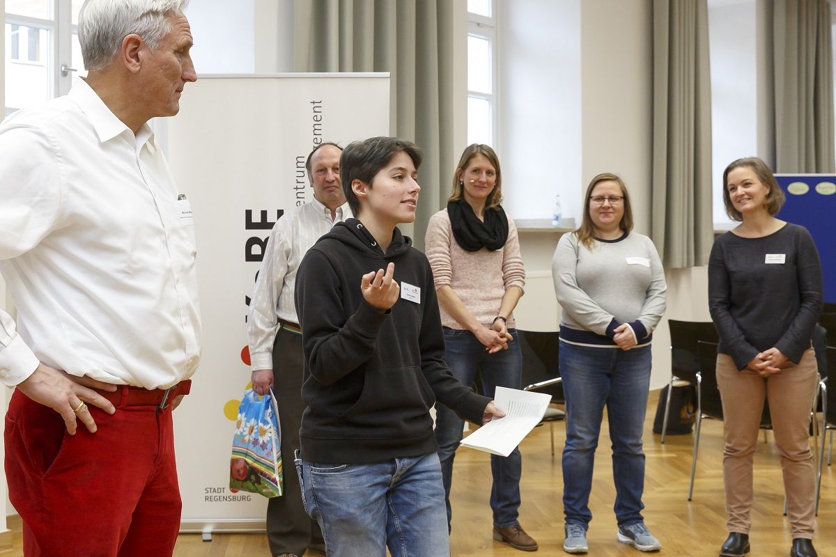 KoBE erklärt den Teilnehmenden die Abläufe des Tages. 