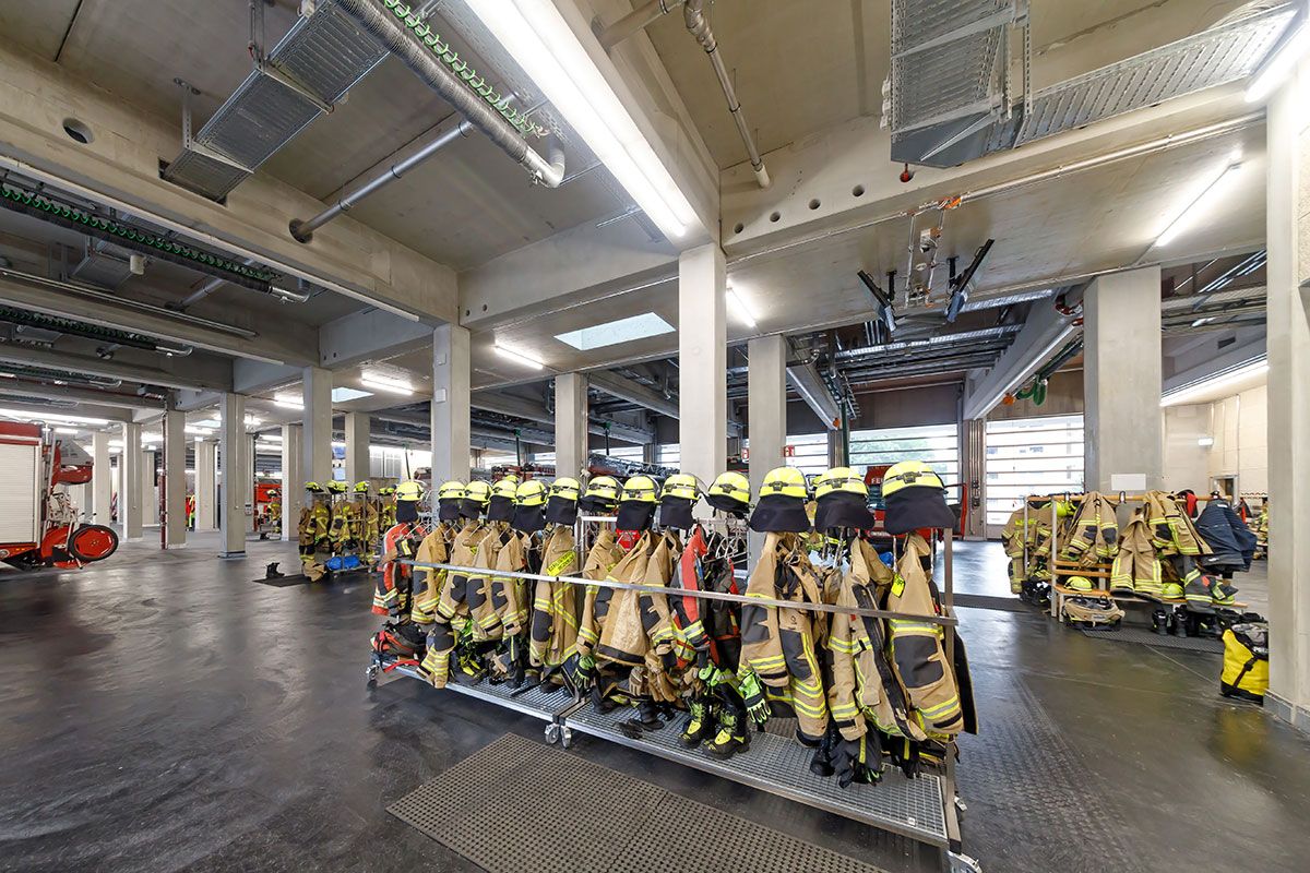 Fotografie - Die neue Fahrzeughalle bietet viel Platz für Fahrzeuge, Technik und natürlich die Schutzkleidung der Einsatzkräfte