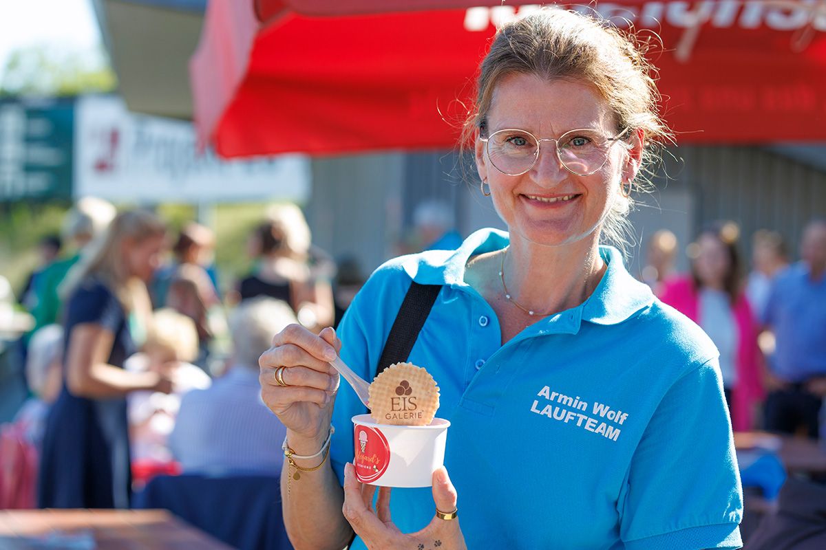 Fotografie - Ehrenamtliche des Armin Wolf Laufteams mit Eisbecher