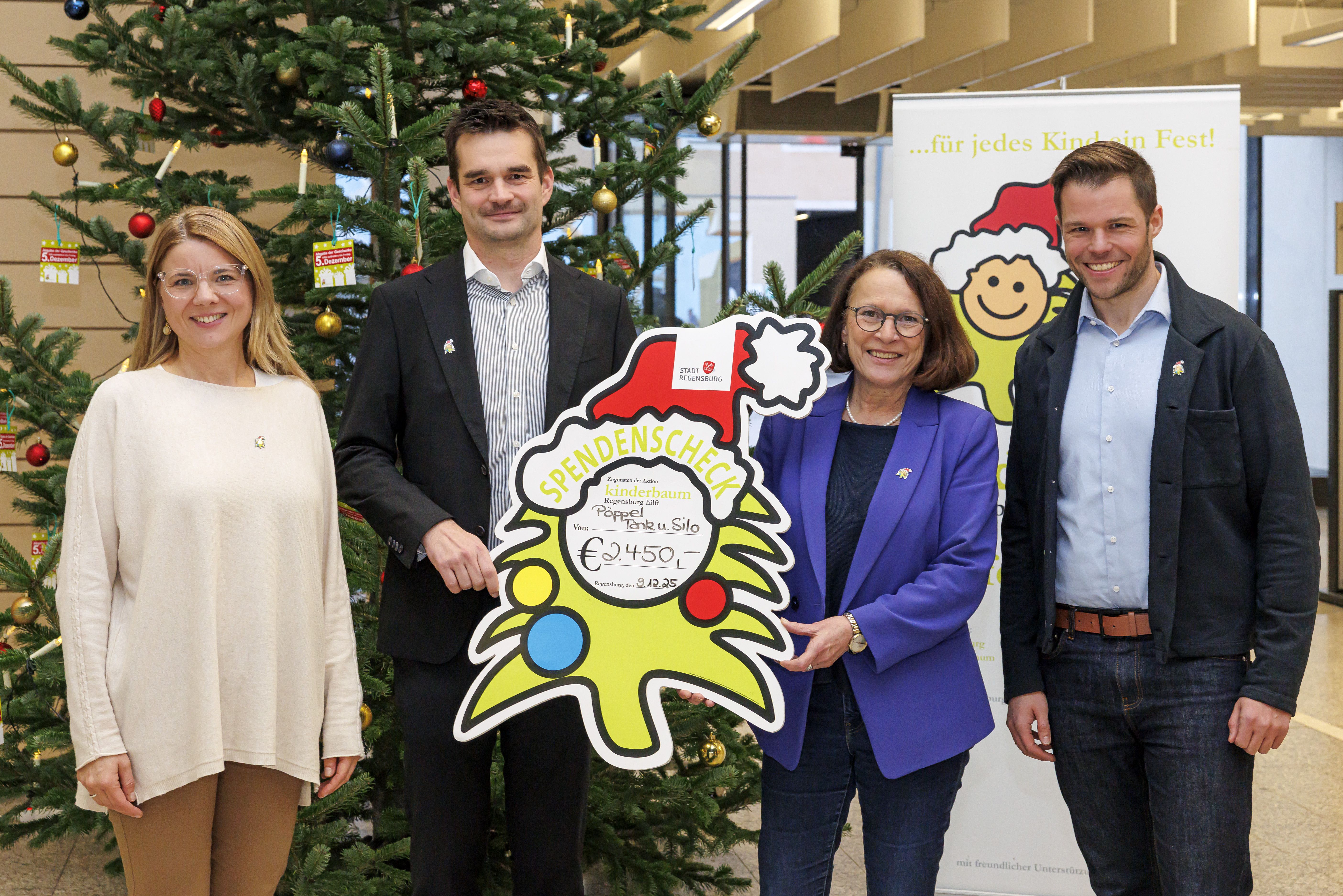 Foto, Fa. Pöppel übergibt Scheck in Höhe von 2.450 Euro an Oberbürgermeisterin