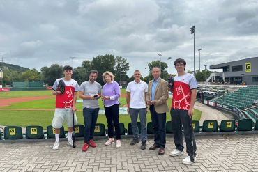 Fotografie: (v. l. n. r.) Spieler Matthias Vogl (Mitglied Team Regensburg), Stephan Rockinger (Pressestelle Stadt Regensburg), Bürgermeisterin Astrid Freudenstein, Armin Zimmermann (Sprecher Sportausschuss Sportbeirat), Christian Goß (Leiter Sportamt), Spieler Jona Widmann (Mitglied Team Regensburg)