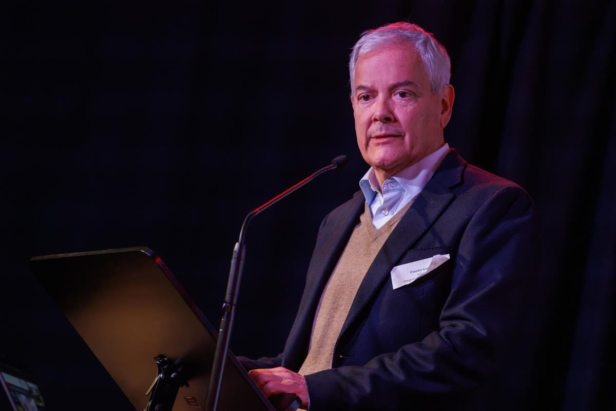 Fotografie - Für den Dachverband der Integrationsbeiräte in Bayern, AGABY, gratulierte Vorstandsmitglied Claudio Cumani.