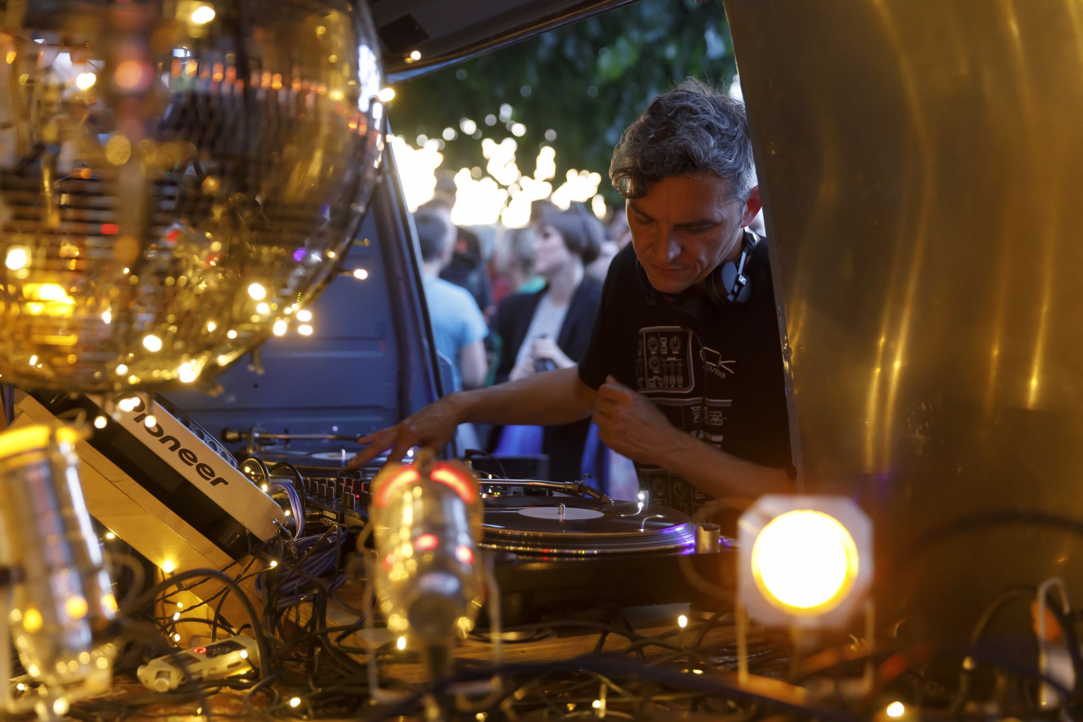 Fotografie: Blick auf einen DJ