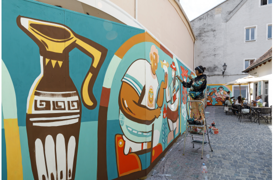 Fotografie: In der Simadergasse ist ein großflächiges Wandkunstwerk entstanden.