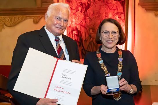 Fotografie - Verleihung der Silbernen Bürgermedaille an Josef Troidl; im Bild mit Oberbürgermeisterin Gertrud Maltz-Schwarzfischer