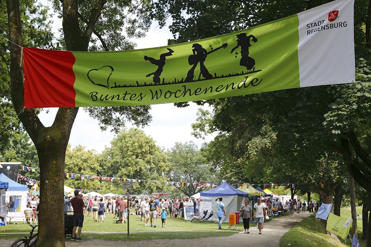 Fotografie - Menschen auf einem Fest