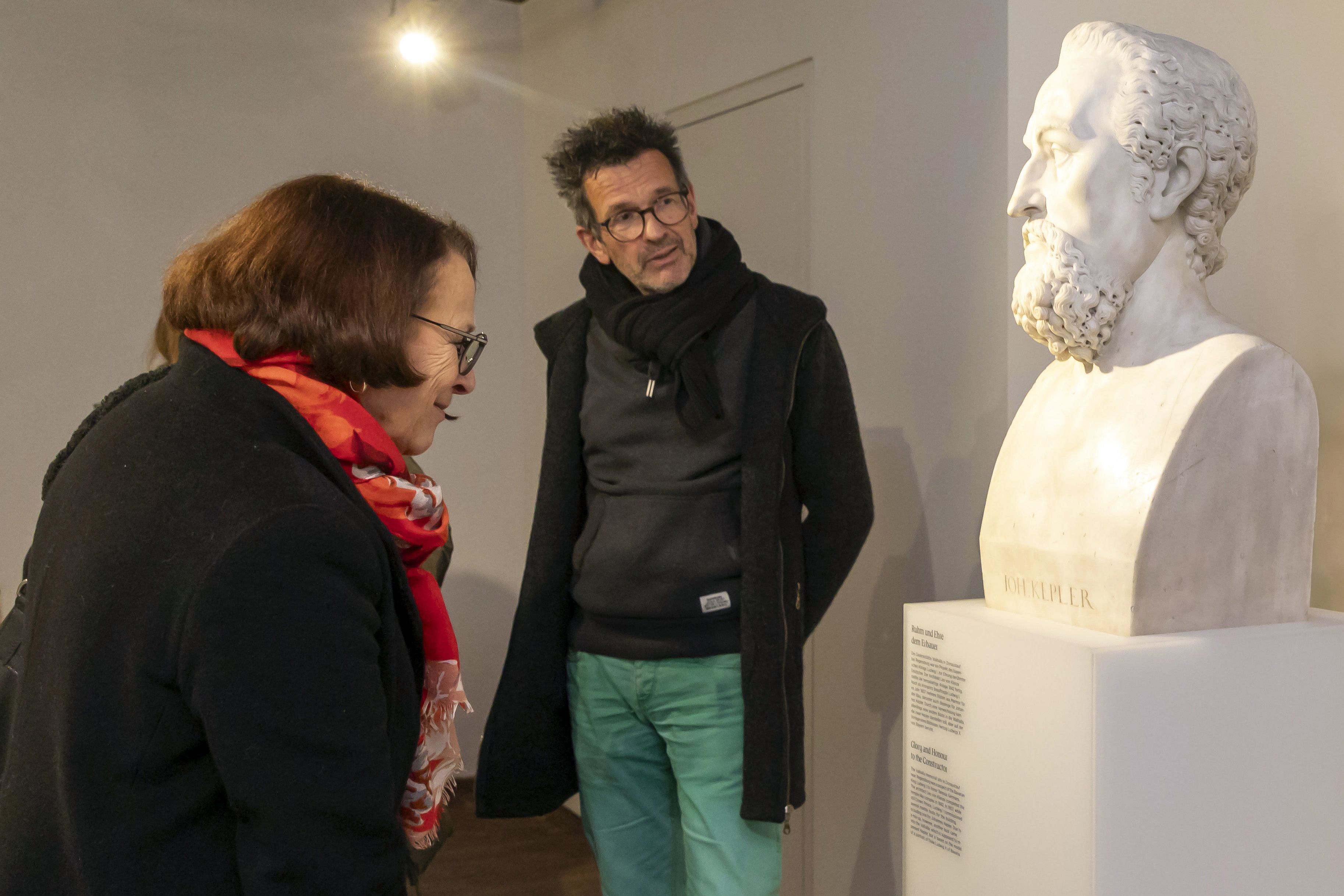 Fotografie: Oberbürgermeisterin Gertrud Maltz-Schwarzfischer und Matthias Freitag (Kulturamt / Museen der Stadt Regensburg) betrachten eine Kepler-Büste.