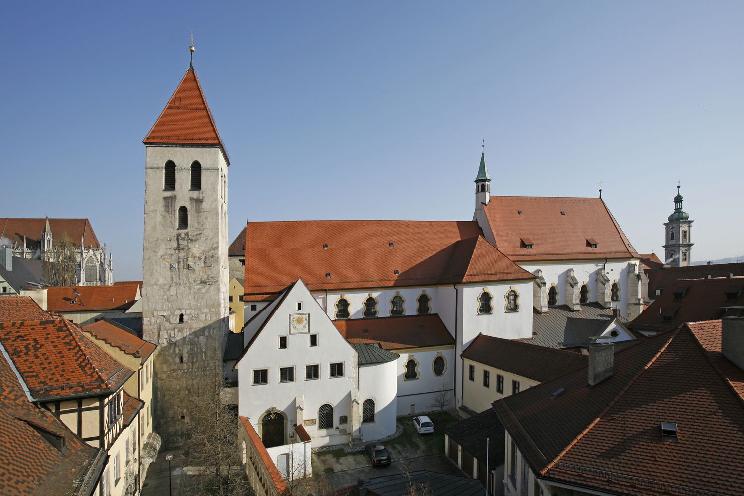 Alte Kapelle bei blauem Himmel 