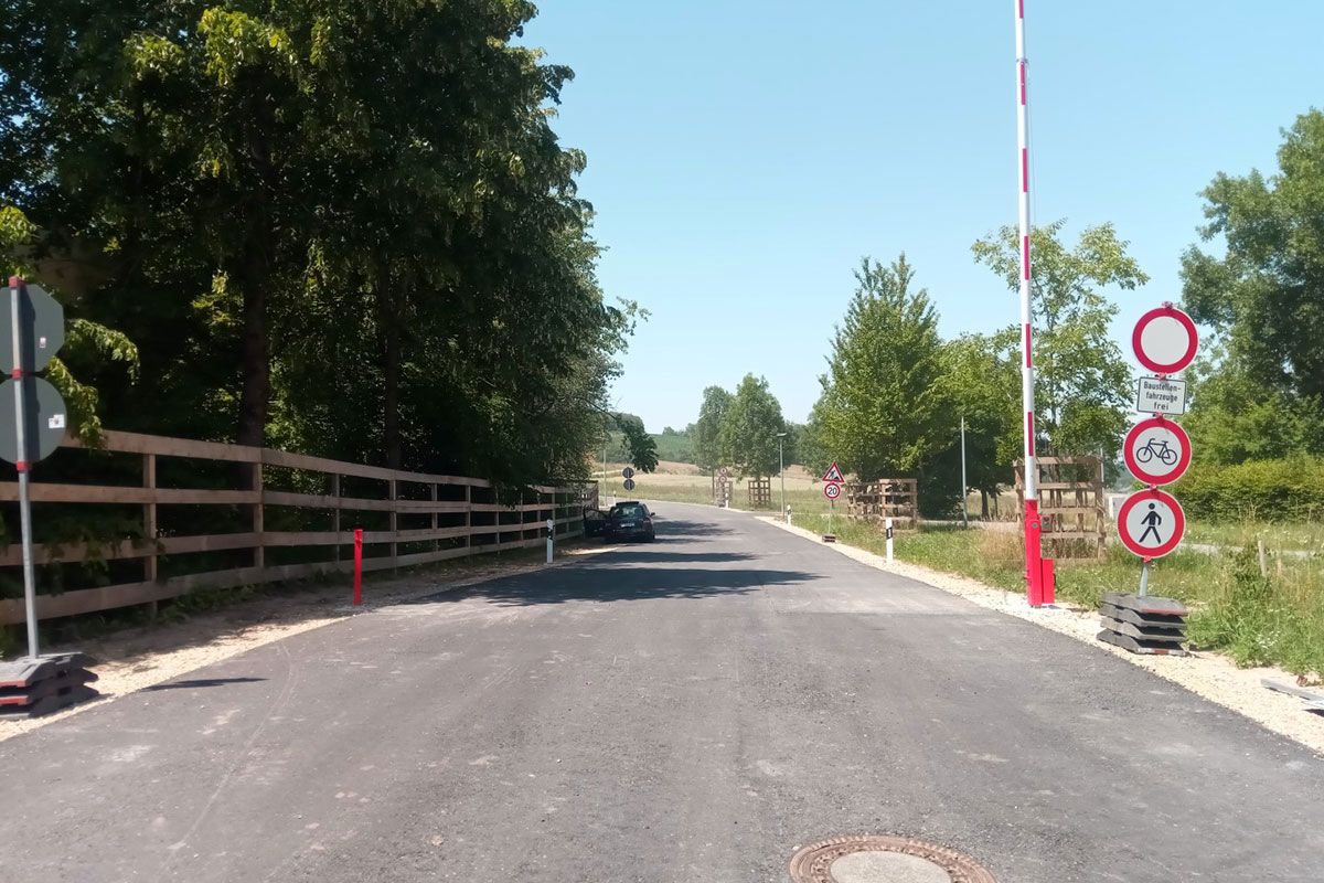 Fotografie - Fertig gestellter Ausbau der Straße Sallerner Berg. Die Geschwindigkeit wurde auf 20 km/h begrenzt. Eine zusätzlich angebrachte Schrankenanlage weist gegen widerrechtliche Benutzung hin. 