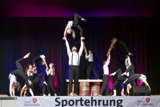 Fotografie: Sportliche Einlagen des Circusverein Neumarkt (C) Bilddokumentation Stadt Regensburg