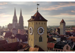 Fotografie - Im Vordergrund der Rathausturm, dahinter die Domtürme sowie der Goldene Turm © Bilddokumentation Stadt Regensburg