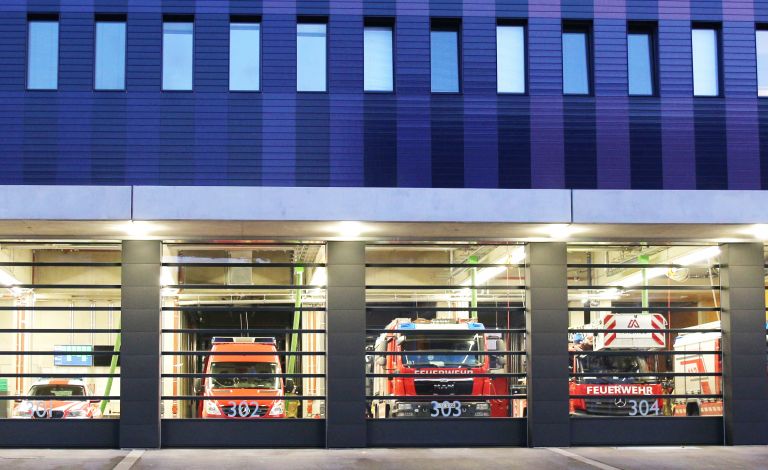 Fotografie - Der Löschzug der Berufsfeuerwehr Regensburg in der neuen Hauptfeuerwache, Greflingerstraße 20.