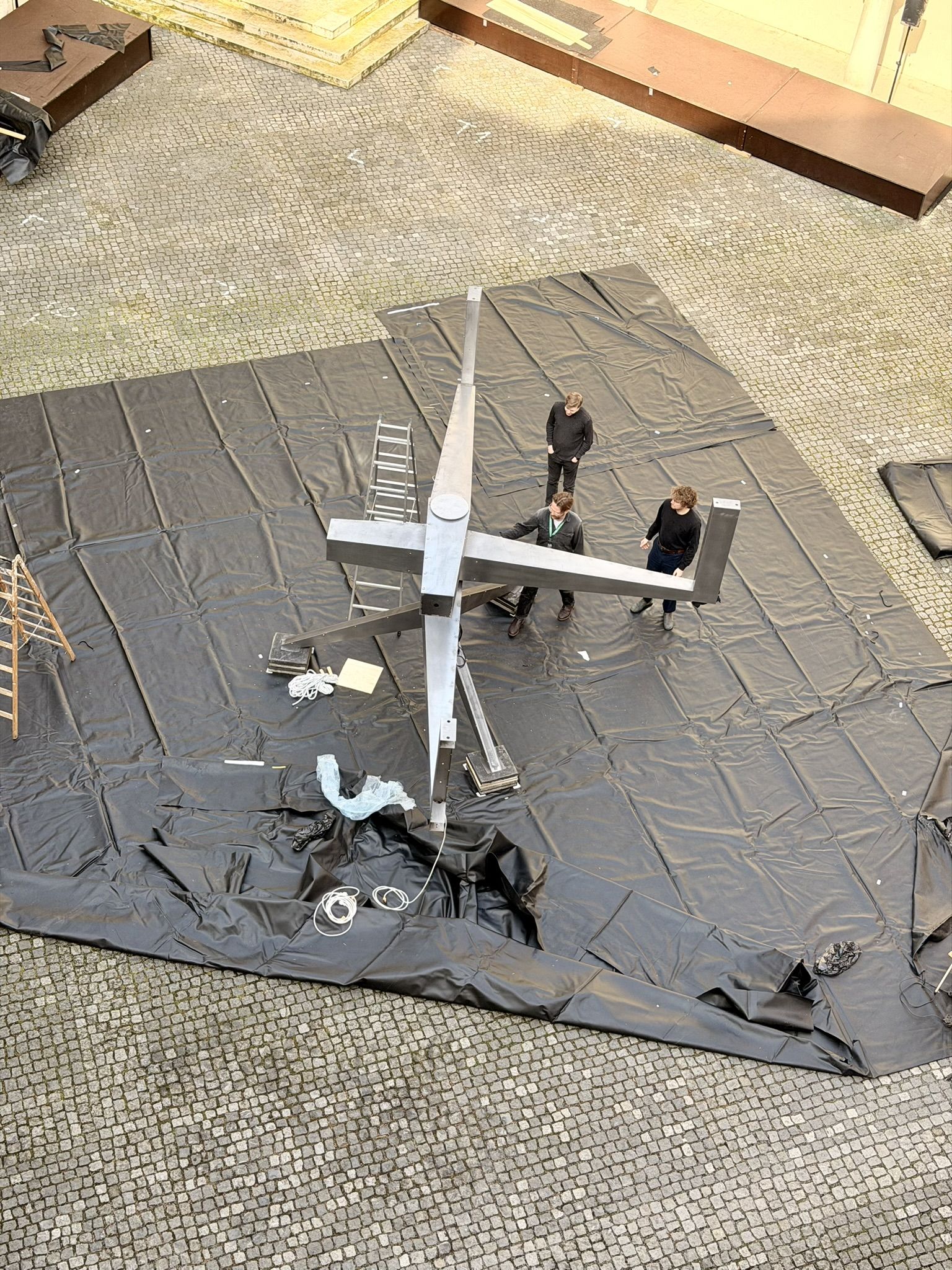 Fotografie – Installation einer Konstruktion für das Lichtkunstfestival