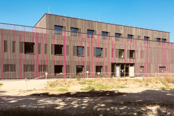 Zu sehen ist das Gebäude Jugend- und Begegnungszentrum Guericke von der Rückseite.