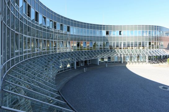 Unternehmen - Eingangsgebäude der Uniklinik Regensburg (C) Uniklinik Regensburg