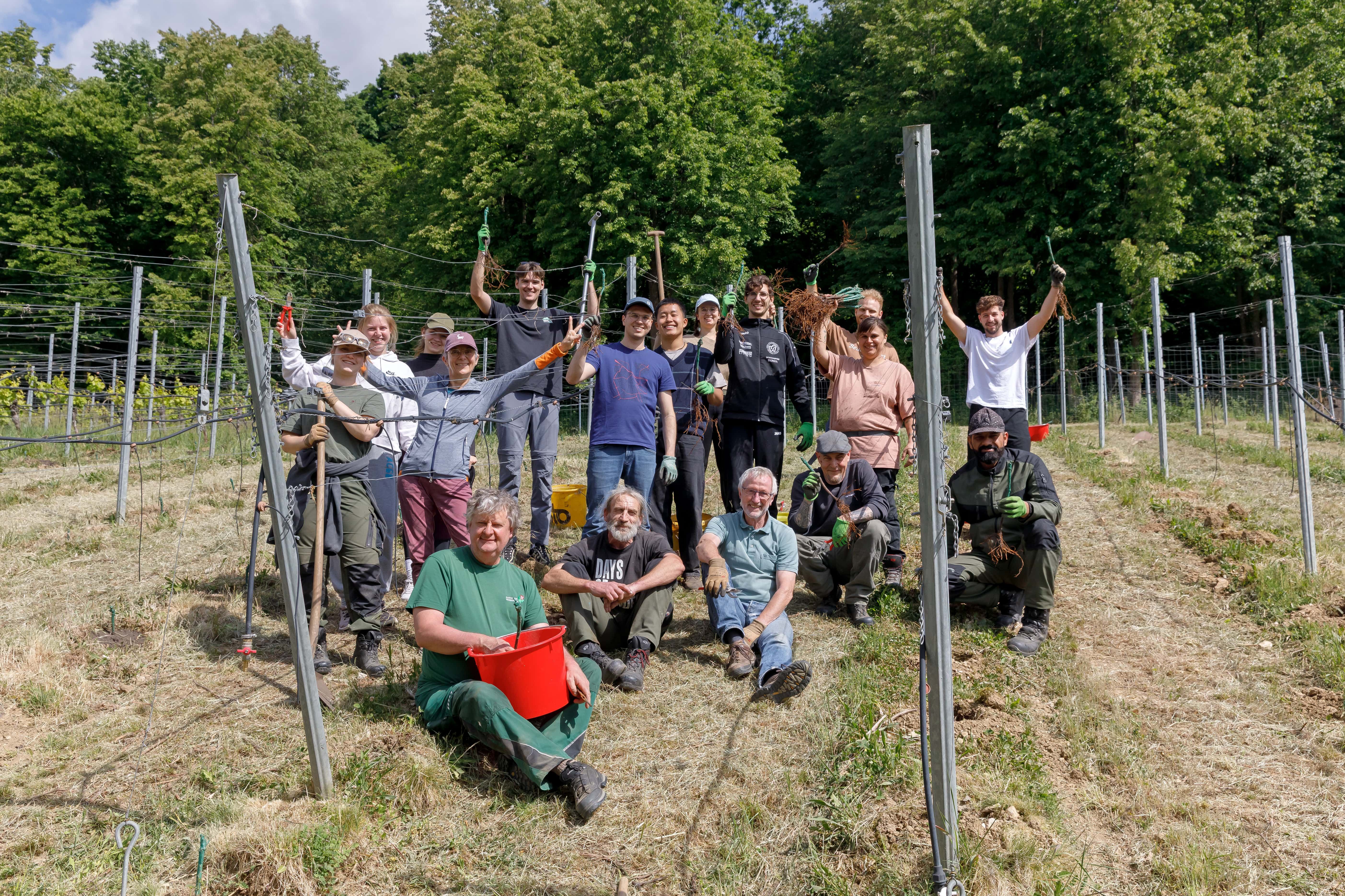 Gruppenfoto der freiwilligen Helferinnen und Helfer sowie die Mitarbeiter des Gartenamts.