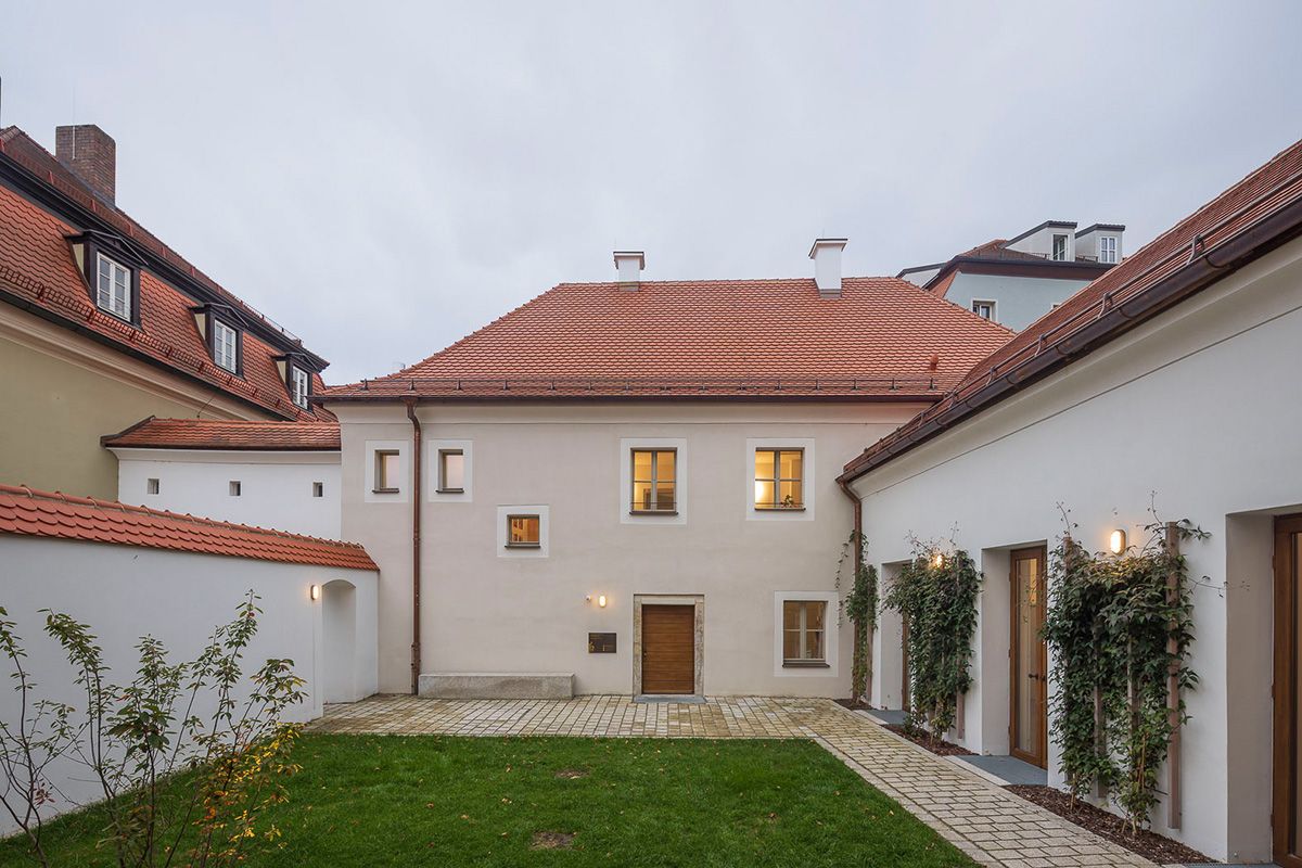 Fotografie - Zu sehen ist das St. Katharinenspital Schreiberhaus mit Blick vom Innenhof auf die Nordfassade nach der Sanierung