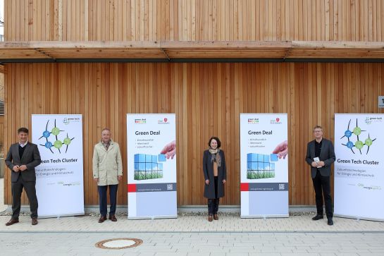 Fotografie: Gruppenfoto bei der Green-Deal-Pressekonferenz am 20. April 2021 (C) Bilddokumentation Stadt Regensburg