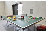 Es ist eine Tischtennisplatte mit Spielsachen darauf zu sehen. © Stadt Regensburg