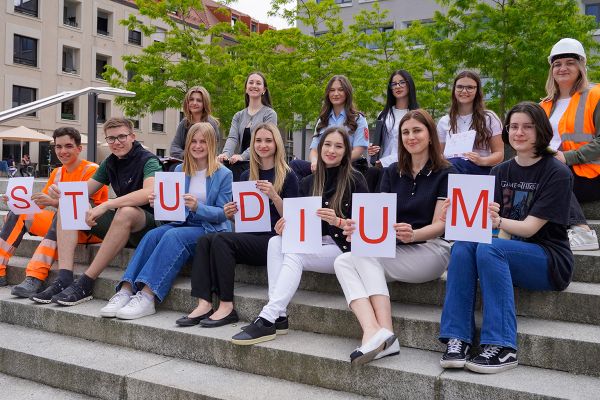 Fotografie - verschiedene Nachwuchskräfte auf einer Treppe