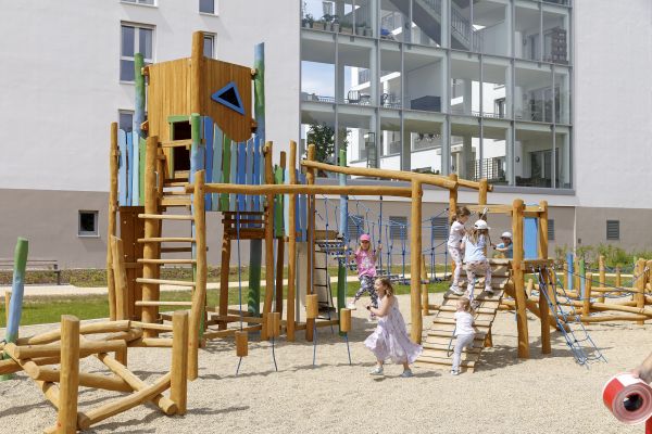 Fotografie: Kinder spielen auf dem Spielplatz in der Guerickestraße