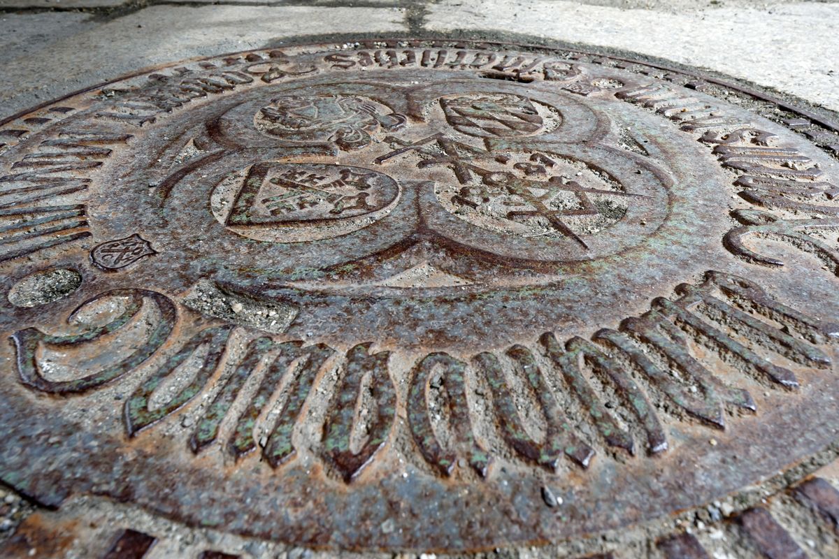 Kanaldeckel am Dom