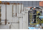Fotografie - Für die neue Fahrzeughalle werden Querstreben auf die Träger gesetzt (C) Bilddokumentation Stadt Regensburg