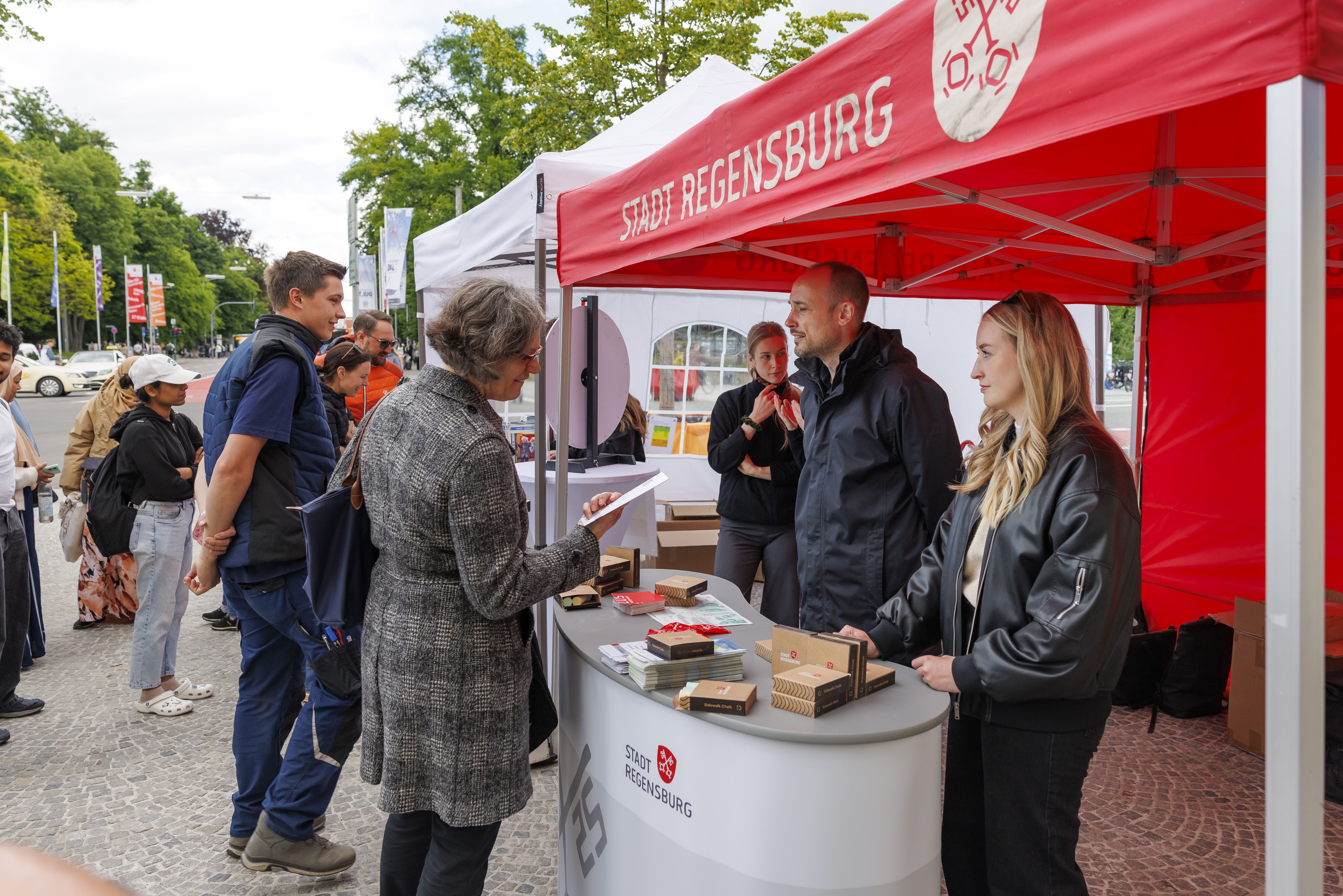 Am städtischen Infostand wurde bunte Straßenmalkreide zum Bemalen des neuen Pflasters ausgegeben. 