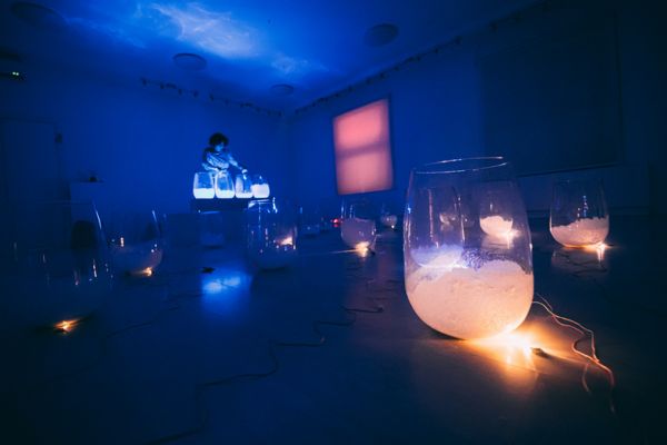 Die Fotografie zeigt eine Kunstinstallation