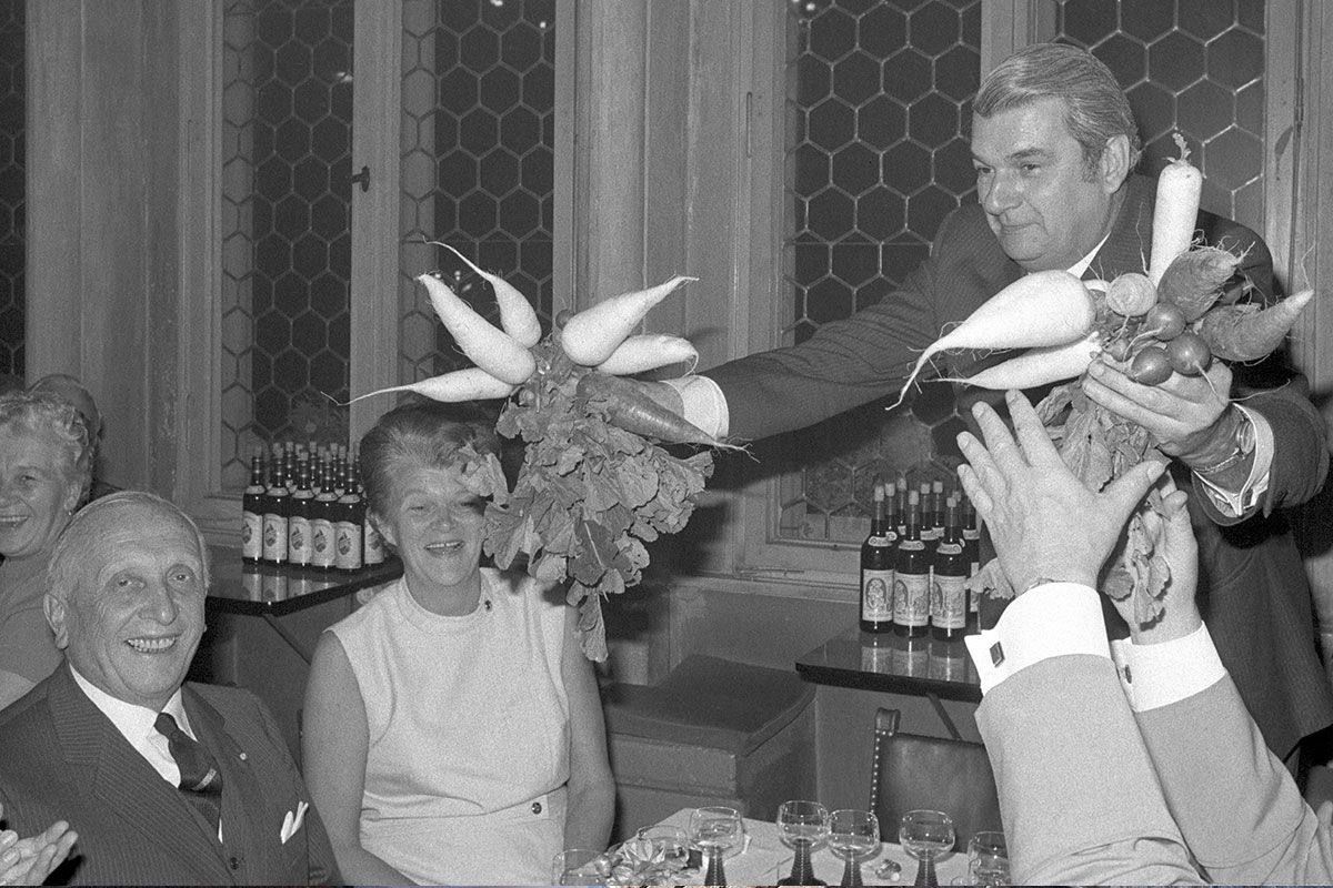 Fotografie: 1969: Regensburgs Oberbürgermeister Rudolf Schlichtinger verteilt u. a. Weichser Radi als Gastgeschenke an die neuen (Städte-)Partnerinnen und Partner aus Südtirol.