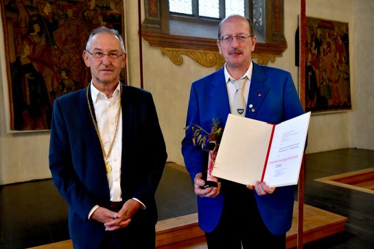 Fotografie - Auszeichnung für den Männer und Burschenverein Brandlberg; im Bild Bürgermeister Ludwig Artinger und der 1. Vorsitzende des Vereins, Gerhard Pangerl