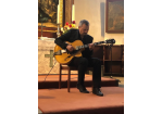 Fotografie - Gitarre spielender Mann in der Neupfarrkirche
