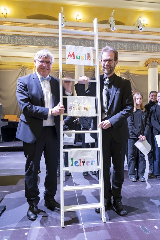 Fotografie: Wolfgang Graef übergibt die „Musikschulleiter“ an seinen Nachfolger Ralf Müller.