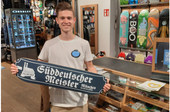 Fotografie: Andreas Sußbauer hält ein Skateboard in der Hand