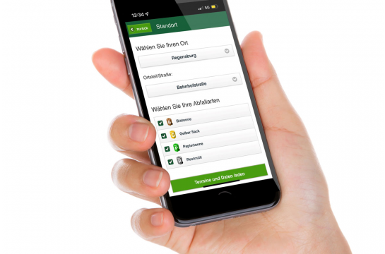 Fotografie: Eine Hand hält ein Handy mit der Abfall-App.