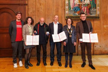 Oberbürgermeisterin Maltz-Schwarzfischer und die Preisträger mit den Städtepartnerschaftsmedaillen im Kurfürstenzimmer