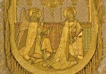 Verkündigung an Maria. Kunstvolle Stickerei auf dem Rückenschild eines Ornats aus dem 19. Jahrhundert. © Foto: Gerald Richter