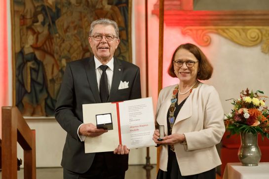 Fotografie - Verleihung der Albertus-Magnus-Medaille an Hubert H. Wartner; im Bild mit Oberbürgermeisterin Gertrud Maltz-Schwarzfischer