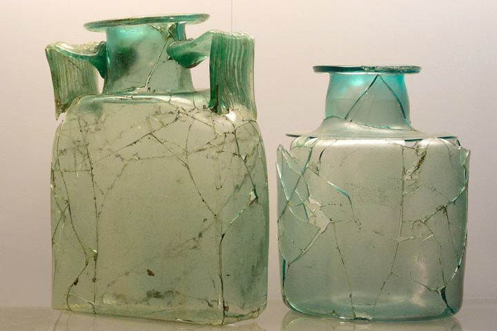 Glasgefäße aus der Römerzeit (C) Museen der Stadt Regensburg 25 Jahre archäologische Großgrabung Burgweinting - Glasgefäße