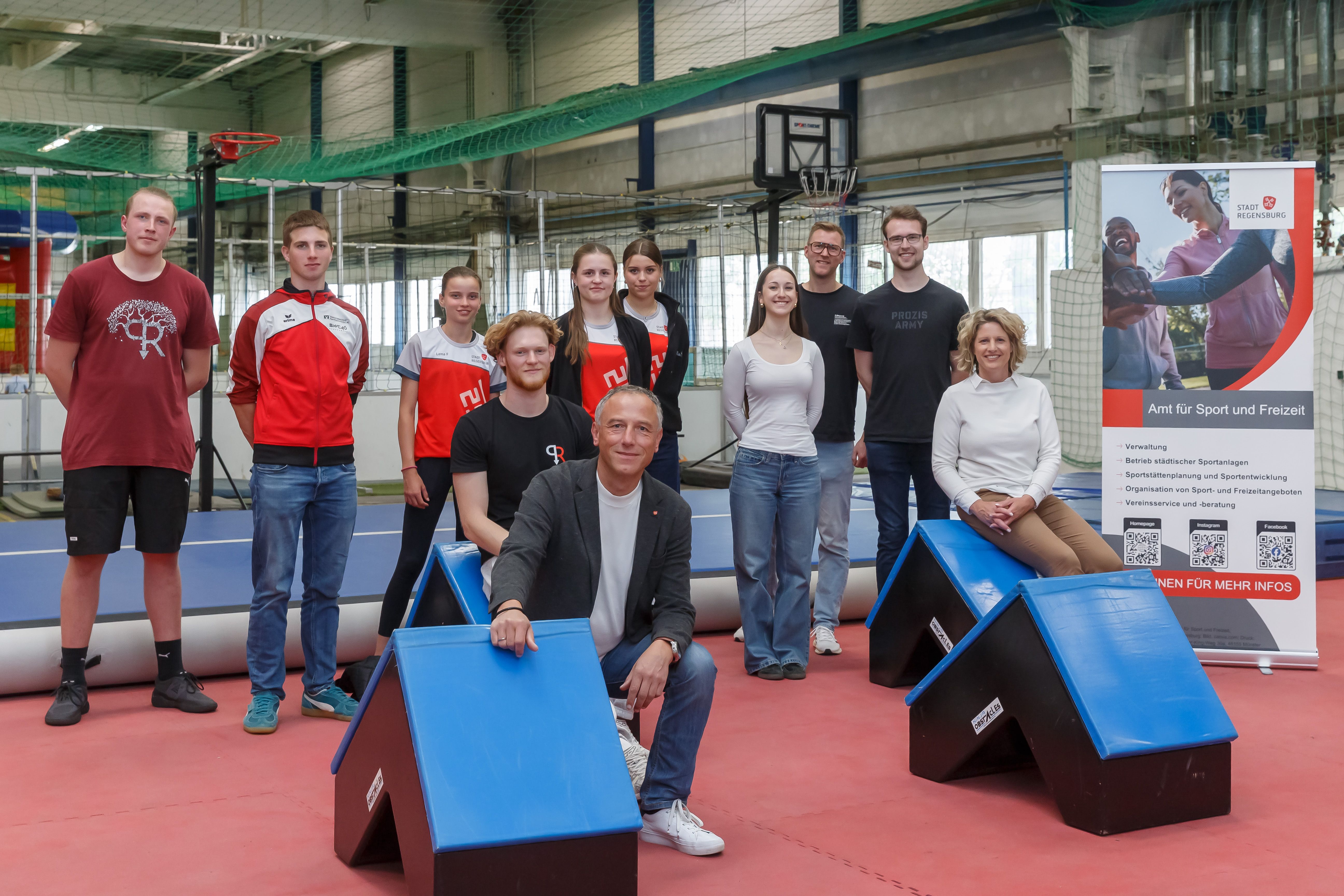 Fotografie – Christian Goß, Leiter des Amtes für Sport und Freizeit (vorne) und Bürgermeisterin Astrid Freudenstein (rechts) mit dem Organisationsteam