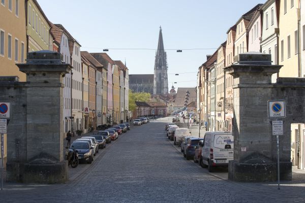 Fotografie: Blick durch Stadtamhof auf Regensburger Altstadt