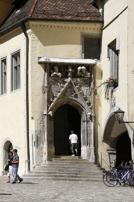 Portal mit Schutz und Trutz am Alten Rathaus
