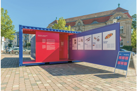Fotografie - Container mit der Ausstellung #stolenmemory der Arolsen Archives 