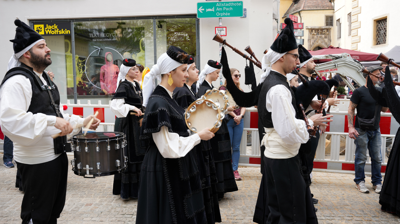 Musikanten laufen durch die Gassen von Regensburg