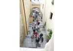 Fotografie - Menschen stehen im Innenhof des Runtingerhauses in einer Schlange an (C) M. Fritsch