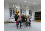 Musische Früherziehung - Bewegungsbild Schneeballspiel mit Kindern  (C) Stadt Regensburg 