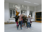 Musische Früherziehung - Bewegungsbild Schneeballspiel mit Kindern 