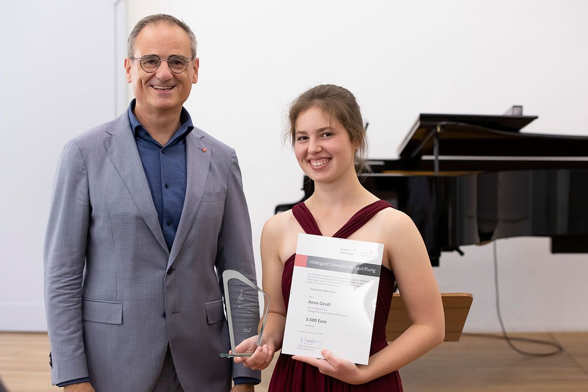 Hildegard-Schmalzl-Musikstiftung - Preisverleihung 2022 - im Bild Kulturreferent Wolfgang Dersch mit Preisträgerin Anna Gerdt