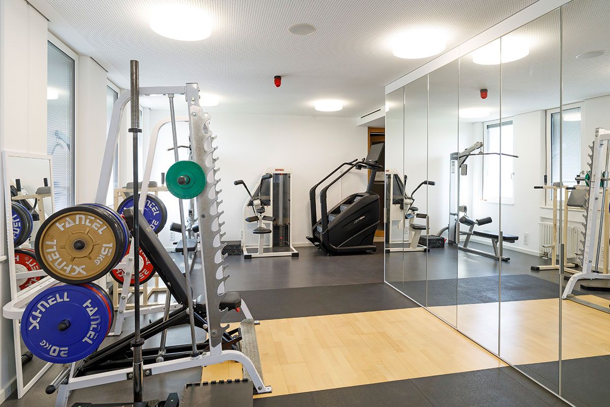 Fotografie - Im Sportraum gehen die Kollegen in der Bereitschaftszeit ihrer Fitness nach
