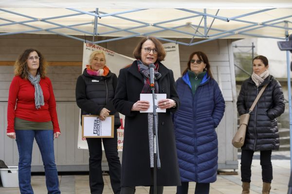 Fotografie - Oberbürgermeisterin Gertrud Maltz-Schwarzfischer eröffnet den Tanzprotest mit einen Grußwort
